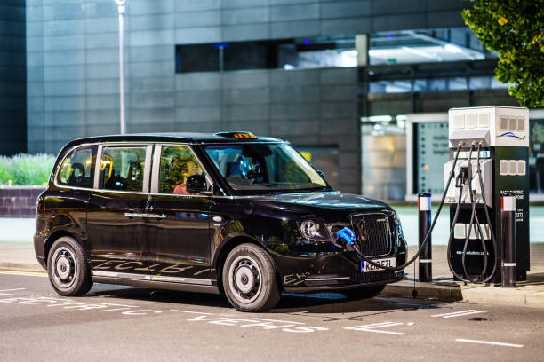 london taxi negro, eléctrico de taxi por levc - black cab fotografías e imágenes de stock