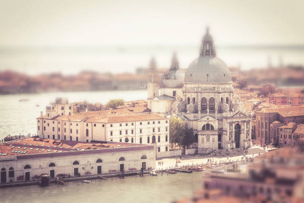 вид с воздуха на венецию, италия - tilt shift lense стоковые фото и изображения