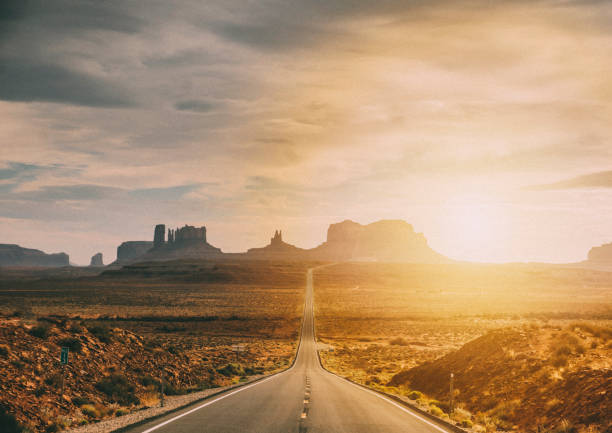 tramonto nella monument valley - monument valley usa panoramic foto e immagini stock