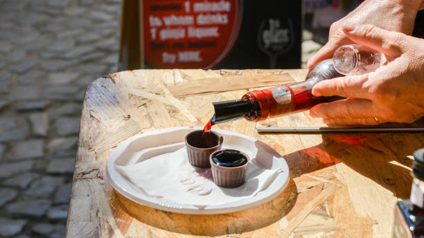 ginja de obidos, traditionelle sauerkirschen likör - sour cherry stock-fotos und bilder