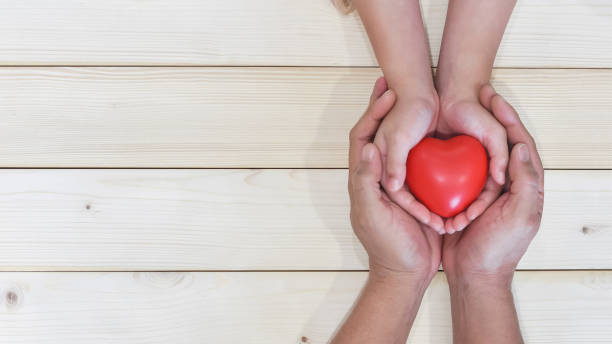 célébration de la fête des pères, j’aime vous papa, parenting concept avec papa et main de l’enfant de l’enfant jeune coeur mains appui coeur rouge, don de charité de rse, adoption famille santé soins infirmiers - i love you petite phrase photos et images de collection