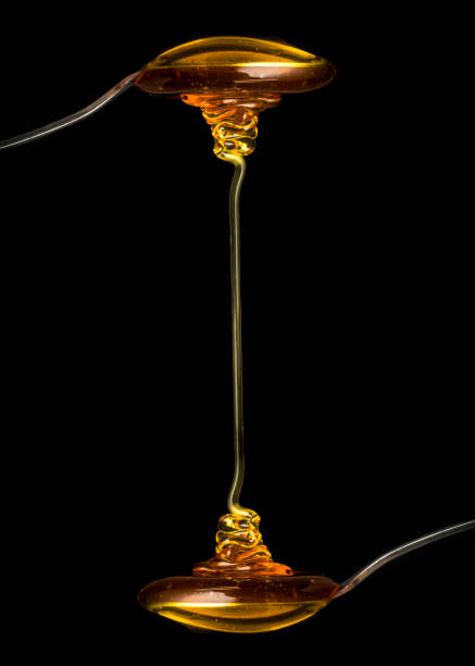 медовая ложка капает сладкий сироп - syrup jar sticky isolated objects стоковые фото и изображения