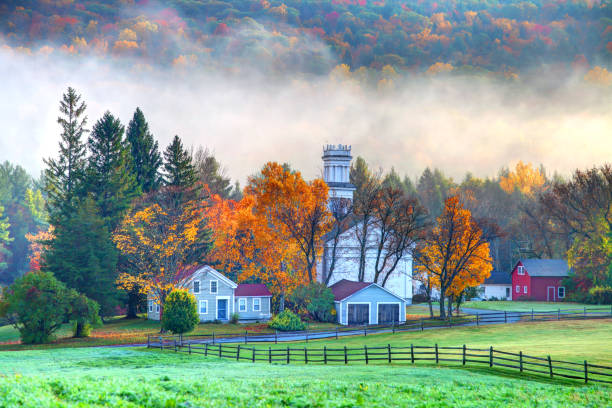 ダウンタウン tyringham、マサチューセッツ州の秋 - berkshire hills ストックフォトと画像