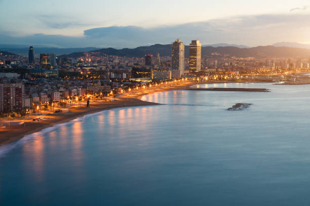 vista aérea da praia de barcelona, em noite de verão, beira-mar em barcelona, espanha. mar mediterrâneo, na espanha. - port de barcelona catalonia spain barcelona city - fotografias e filmes do acervo