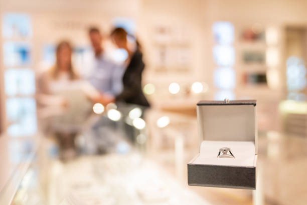 宝石店で婚約指輪を購入するカップル - focusing ring ストックフォトと画像