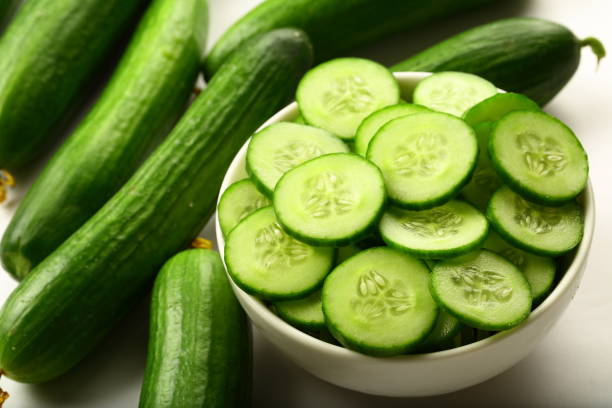 ensalada de pepino verde fresco - cucumber fotografías e imágenes de stock