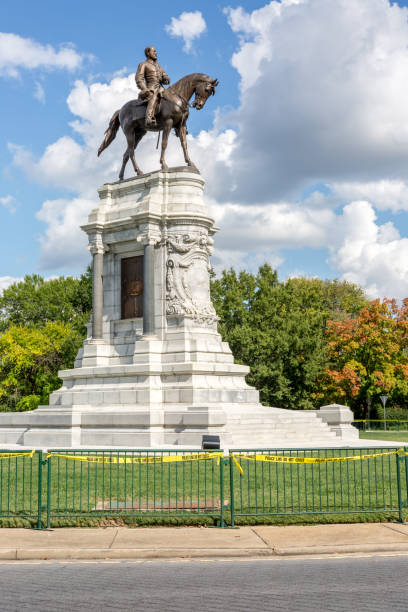 istock Robert E. Lee Monument on Monument Avenue in Richmond, Virginia 1045775640