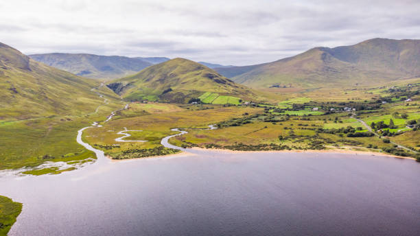 veduta aerea del lough nafooey in irlanda - republic of ireland mayo road lake foto e immagini stock