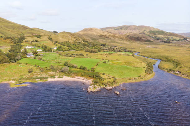 widok z lotu ptaka na lough nafooey w irlandii - republic of ireland mayo road lake zdjęcia i obrazy z banku zdjęć