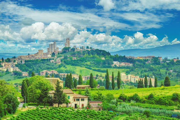 san gimignano, en toscane et la campagne italienne - tuscany landscape italy siena photos et images de collection