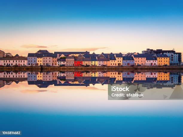 Photo libre de droit de Belle Vue Panoramique De Coucher De Soleil Sur La Claddagh Galway À Galway Irlande banque d'images et plus d'images libres de droit de Galway