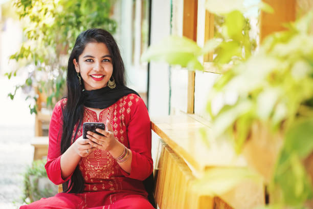 indian girl with phone - kurta imagens e fotografias de stock