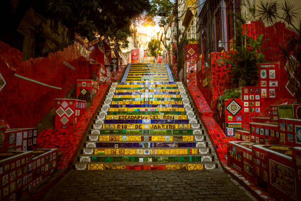 bunte escadaria selaron des chilenischen künstlers jorge selaron in rio de janeiro, brasilien - rio de janeiro brazil steps staircase stock-fotos und bilder