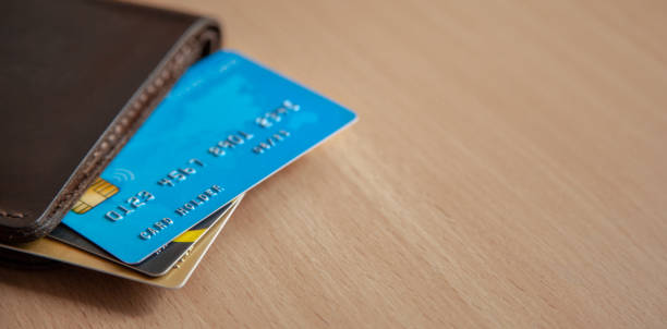 cartes de crédit dans un portefeuille sur la table en bois. accès libre pour le shopping en ligne - credit card photography stack finance photos et images de collection