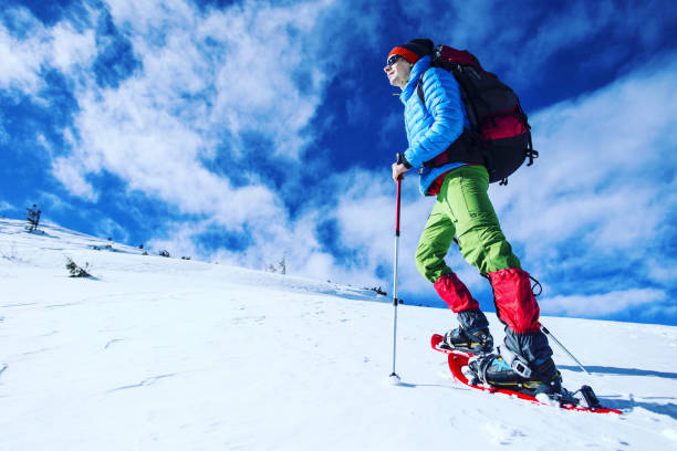 schneeschuh-walker im pulverschnee mit wunderschönen sonnenaufgang licht ausgeführt. outdoor-winter-aktivität und eine gesunde lebensweise - tea island stock-fotos und bilder