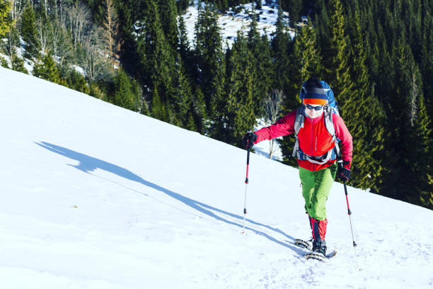 schneeschuh-walker im pulverschnee mit wunderschönen sonnenaufgang licht ausgeführt. outdoor-winter-aktivität und eine gesunde lebensweise - tea island stock-fotos und bilder