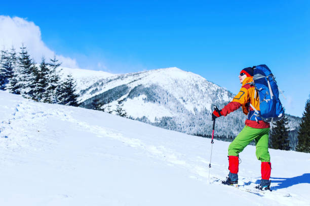 schneeschuh-walker im pulverschnee mit wunderschönen sonnenaufgang licht ausgeführt. outdoor-winter-aktivität und eine gesunde lebensweise - tea island stock-fotos und bilder