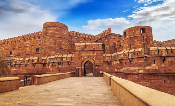 puerta de entrada principal de fort fatehpur sikri hecha de la arquitectura de piedra arenisca roja de la india medieval. - agra fort fotografías e imágenes de stock