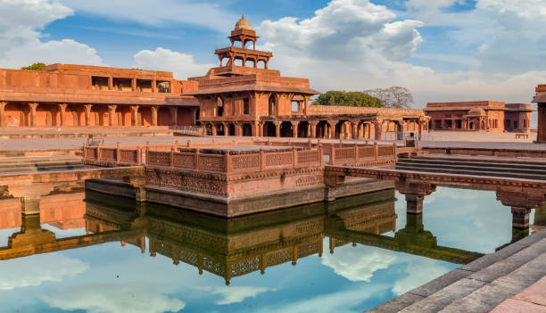 fatehpur sikri anup talao es una piedra de arenisca roja estructura arquitectónica con una piscina conectada con cuatro puentes utilizados para conciertos medievales. - agra fort fotografías e imágenes de stock