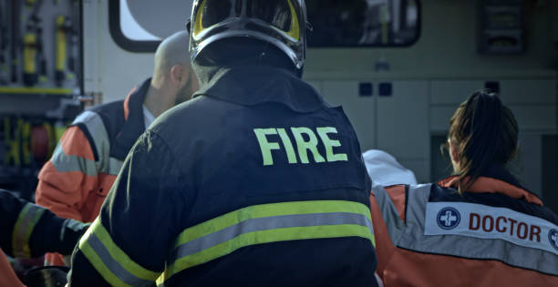 парамедики и пожарные в автокатастрофе - public safety стоковые фото и изображения