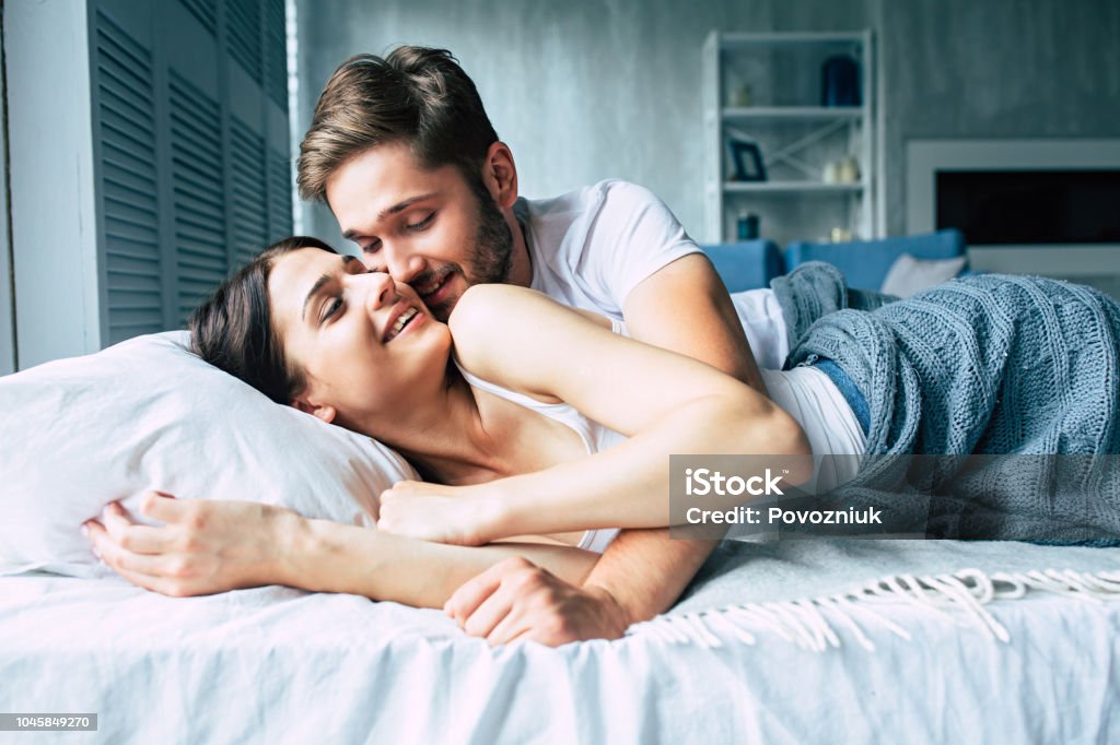 집에서 침대에 커플 서로 키스 - 로열티 프리 커플 스톡 사진