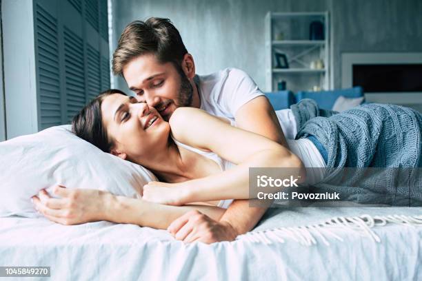 집에서 침대에 커플 서로 키스 커플에 대한 스톡 사진 및 기타 이미지 - 커플, 침대, 사랑