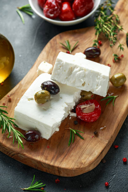 queijo feta grego de queijo com tomilho, alecrim, azeitonas e pimentão vermelho recheado - queijo feta - fotografias e filmes do acervo