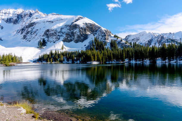 montanhas cobertas de neve, com céu azul refletindo no lago alta, alta lake cênica montanha paisagem alpina - mist rock winter autumn - fotografias e filmes do acervo