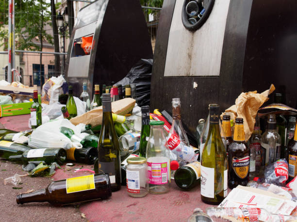 bottiglie multiple e rifiuti di plastica dopo la celebrazione, colmar, francia - close up of a broken bottle, street foto e immagini stock