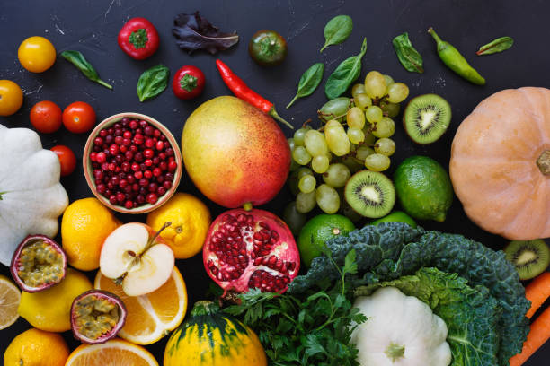 mangiare racolorful frutta e verdura cruda biologica dal mercato contadino, dieta e concetto nutrizionale - healthy eating multi colored orange above foto e immagini stock