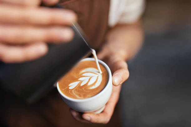 art café dans la tasse. gros plan de mains faisant latte art - cappuccino photos et images de collection