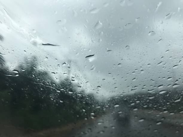 conducir en la lluvia y la tormenta en el camino de campo - overclouded fotografías e imágenes de stock