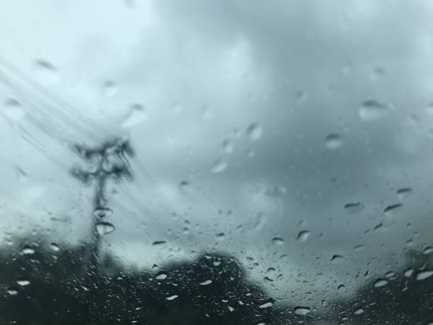 escena de campo del parabrisas del coche cuando llueve apenas - overclouded fotografías e imágenes de stock