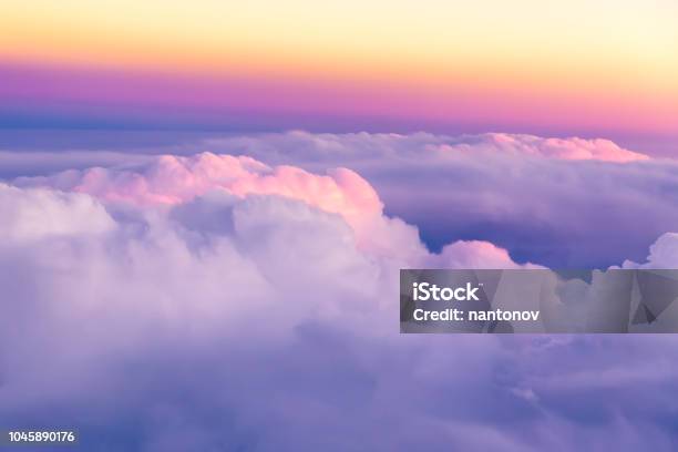 Schönen Sonnenuntergang Himmel Wolken Mit Schönen Dramatisches Licht Blick Aus Dem Flugzeugfenster Stockfoto und mehr Bilder von Wolkengebilde