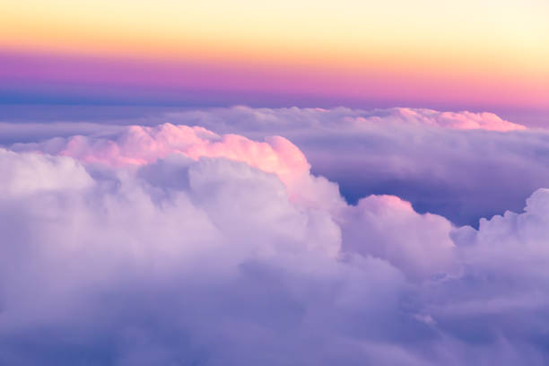 素敵な劇的な光と雲の上の美しい夕焼け空。飛行機の窓からの眺め - stratosphere sky cloud blue ストックフォトと画像