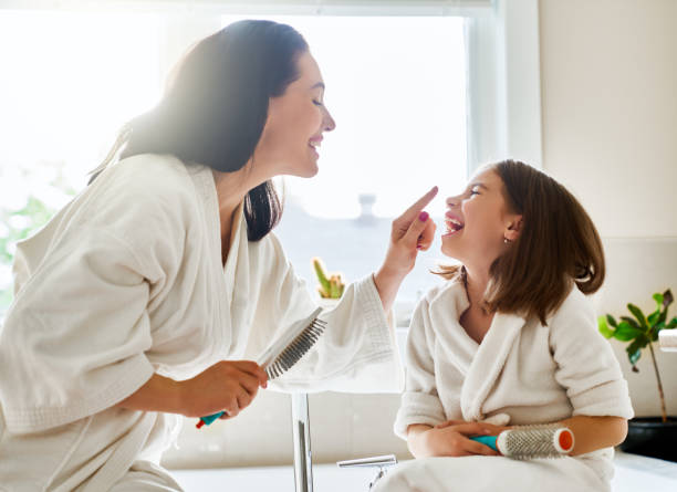 mãe e filha são penteando o cabelo - tooth comb - fotografias e filmes do acervo