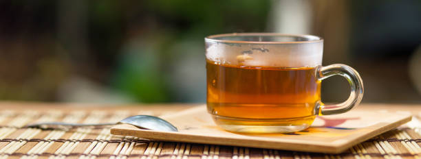 熱いお茶のカップが朝の木製。copyspace をバナーします。 - japanese tea cup ストックフォトと画像