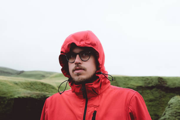 アイスランドの赤いジャケットの男の肖像 - camping outdoors iceland red ストックフォトと画像