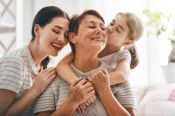 ragazze, la madre e la nonna - bed child smiling people foto e immagini stock