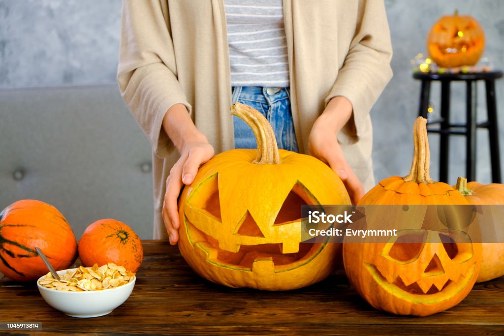 Imagen Temática De Halloween Con Calabazas Talladas En Ambiente De Fiesta  Foto de stock y más banco de imágenes de Adulto - iStock