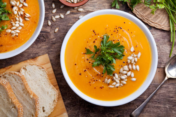 zuppa di zucca fatta in casa - food healthy eating carrot table foto e immagini stock