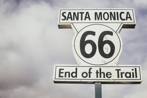 fim da histórica rota 66 - route 66 california road sign - fotografias e filmes do acervo