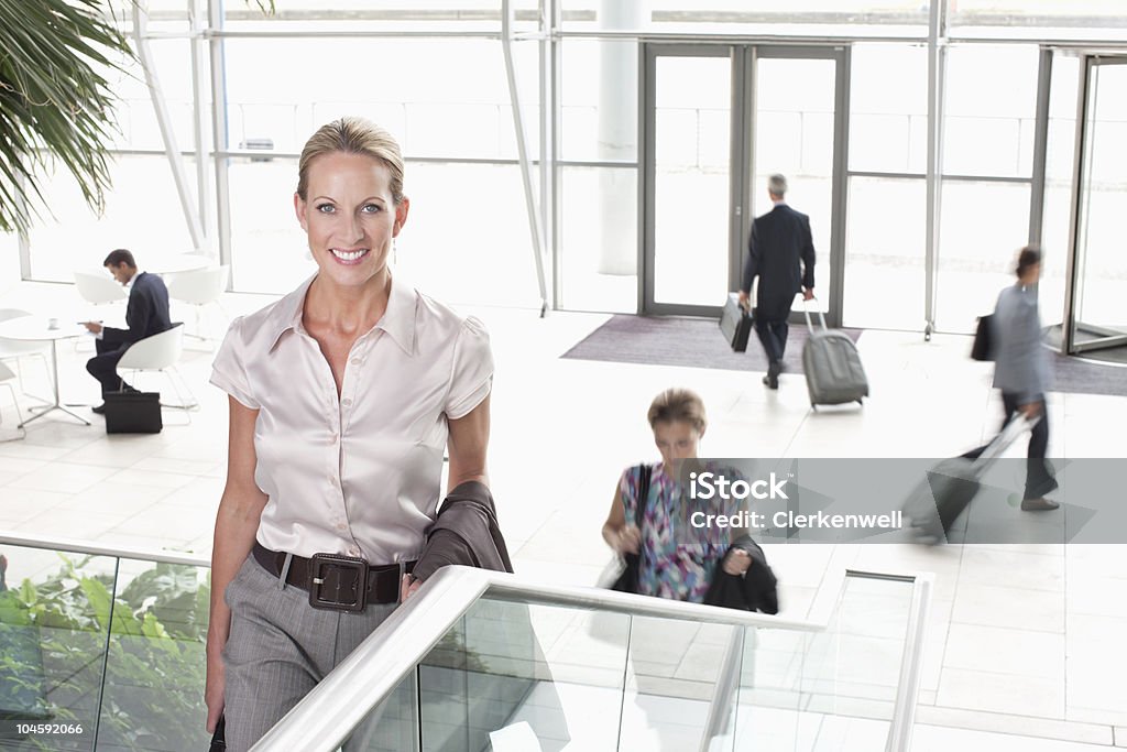 Portrait d'une femme d'affaires heureux avec les gens en arrière-plan - Photo de 25-29 ans libre de droits