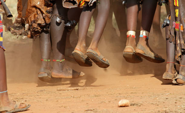 piedi di donne hamer che ballano la valle dell'omo in etiopia - dancing africa ethiopian culture ethiopia foto e immagini stock