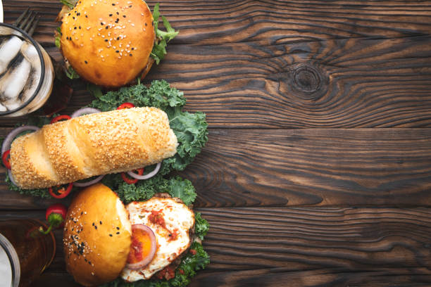 fast food. świeży burger i kanapka z jajkiem i świeżą wołowiną - salad vegetable hamburger burger zdjęcia i obrazy z banku zdjęć