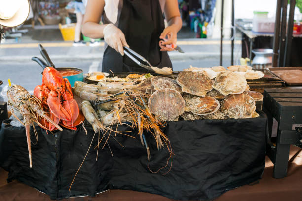 frutos do mar, vendendo na rua do mercado em phuket, tailândia - variation catch of fish fish prepared fish - fotografias e filmes do acervo
