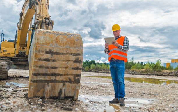 wykonawca pracownik budowlany za pomocą komputera typu tablet - crane mobile crane derrick crane construction vehicle zdjęcia i obrazy z banku zdjęć