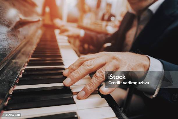 Photo libre de droit de Piano Happy Holidayshappy Togethernursing Home banque d'images et plus d'images libres de droit de Piano - Piano, Jouer, Hommes