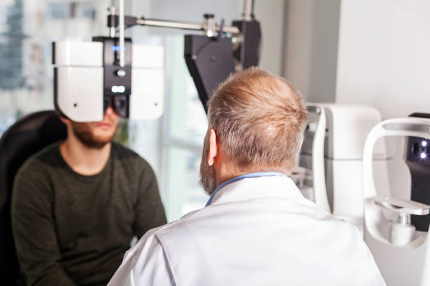 examen de optometría - doctor reading chart human eye fotografías e imágenes de stock