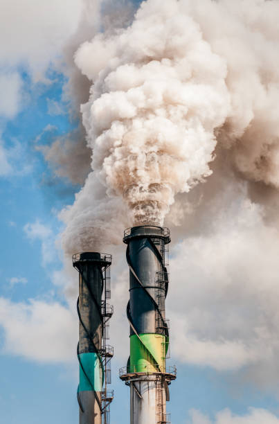 humo de chimenea gruesos contaminando la atmósfera - air emissions fotografías e imágenes de stock